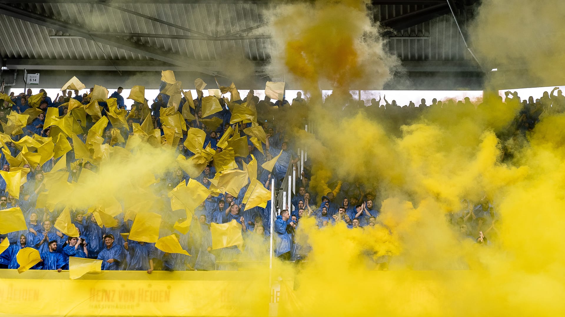 Braunschweiger-Fans zündeten zum Anpfiff Pyrotechnik.