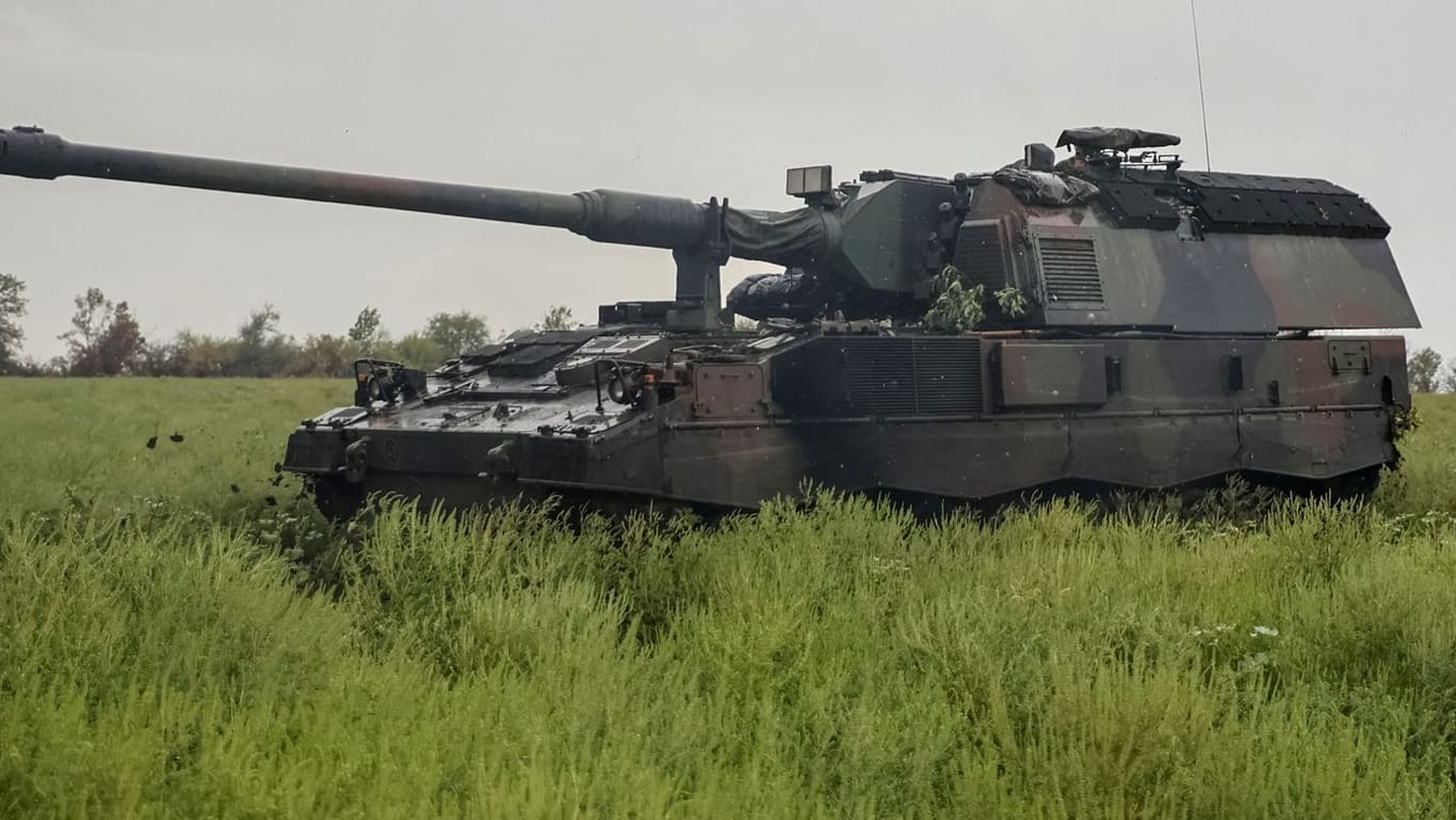 Panzerhaubitze 2000: Laut Medienberichten soll die Bundesregierung der Ukraine den Kauf von neuen Radhaubitzen RCH 155 erlaubt haben.