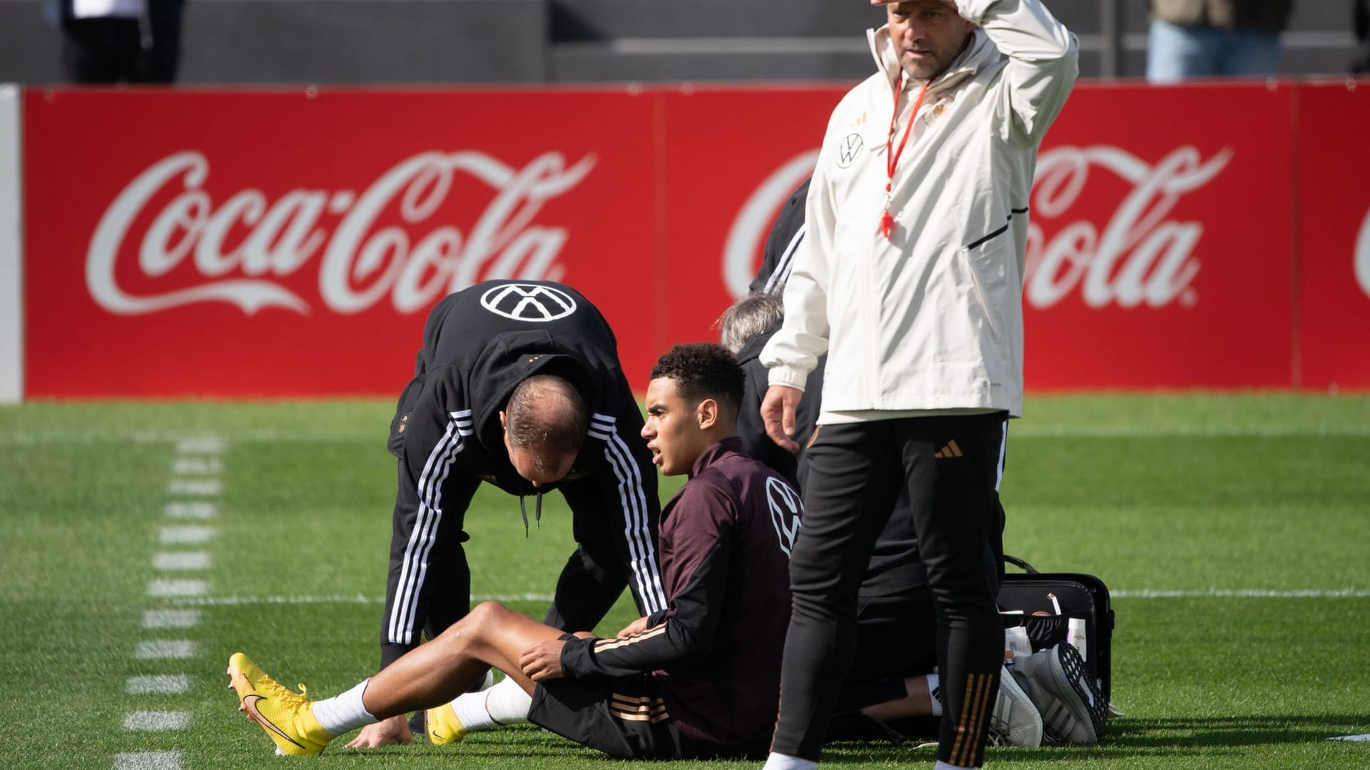 Jamal Musiala am Boden: Nach einem Zweikampf mit Thomas Müller musste er das Training abbrechen. Jamal Musiala am Boden: Nach einem Zweikampf mit Thomas Müller musste er das Training abbrechen.
