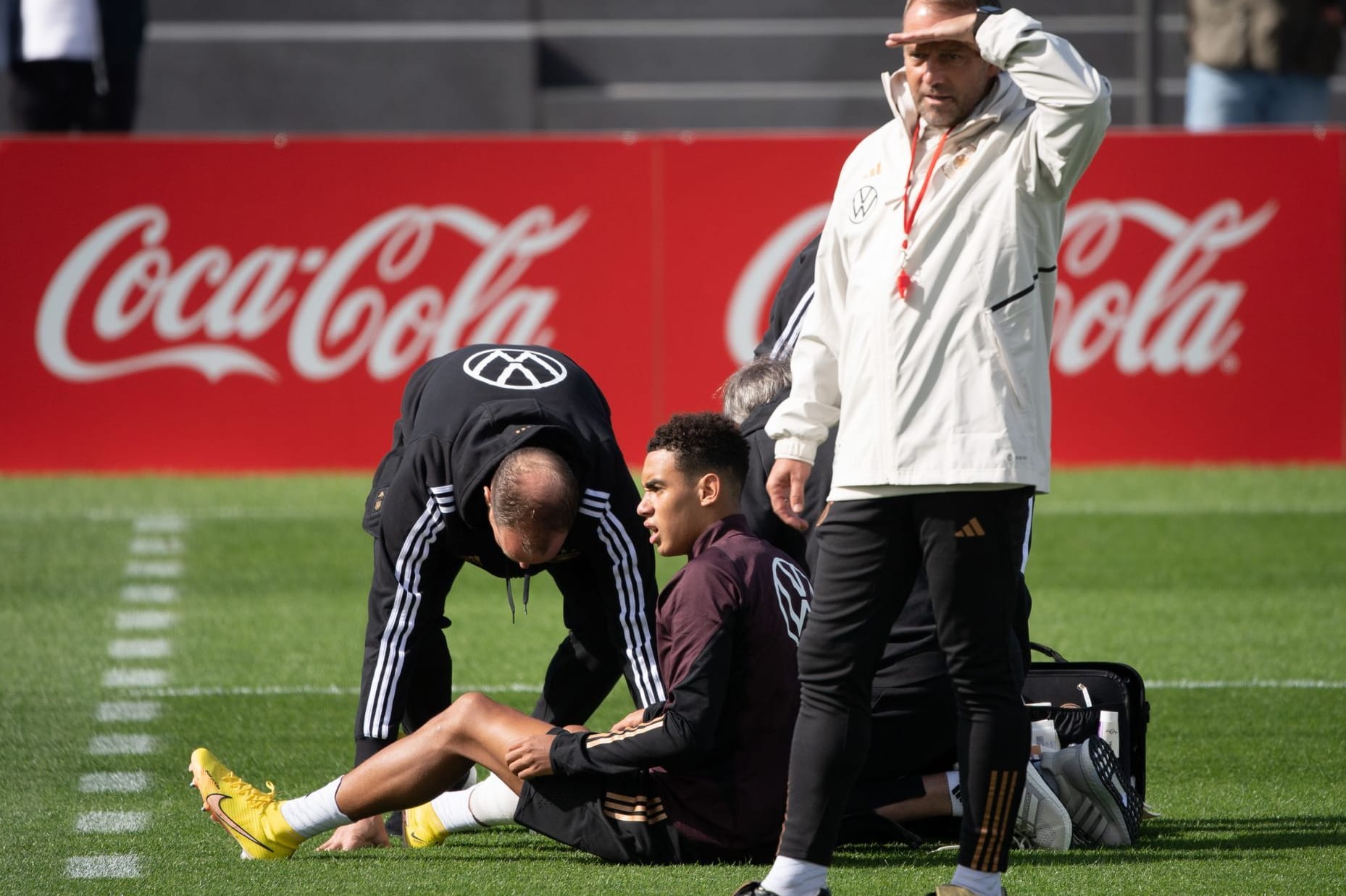 Jamal Musiala am Boden: Nach einem Zweikampf mit Thomas Müller musste er das Training abbrechen.