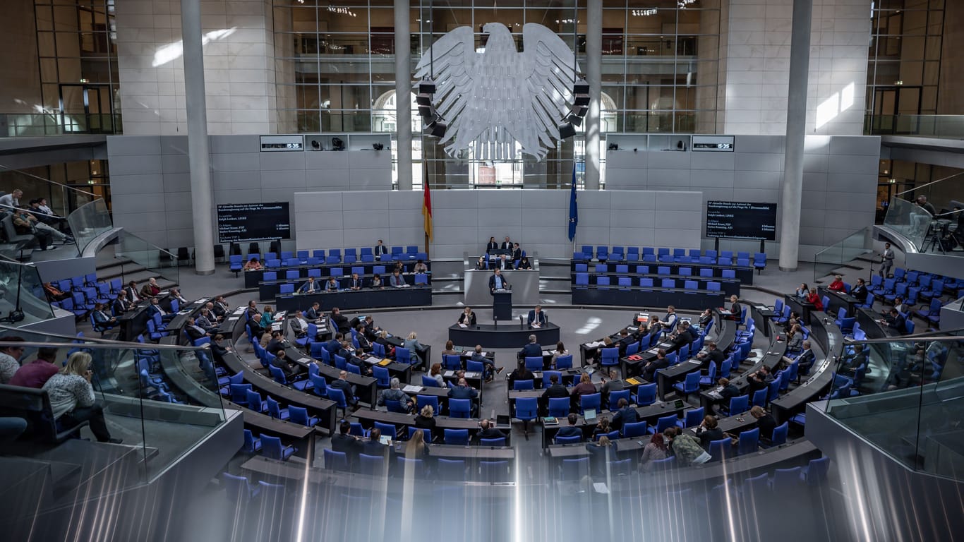 Der Plenarsaal im Bundestag: Die Union hat eine Aktuelle Stunde zum Thema "Deutschland ein Jahr nach der Bundestagswahl" angesetzt.