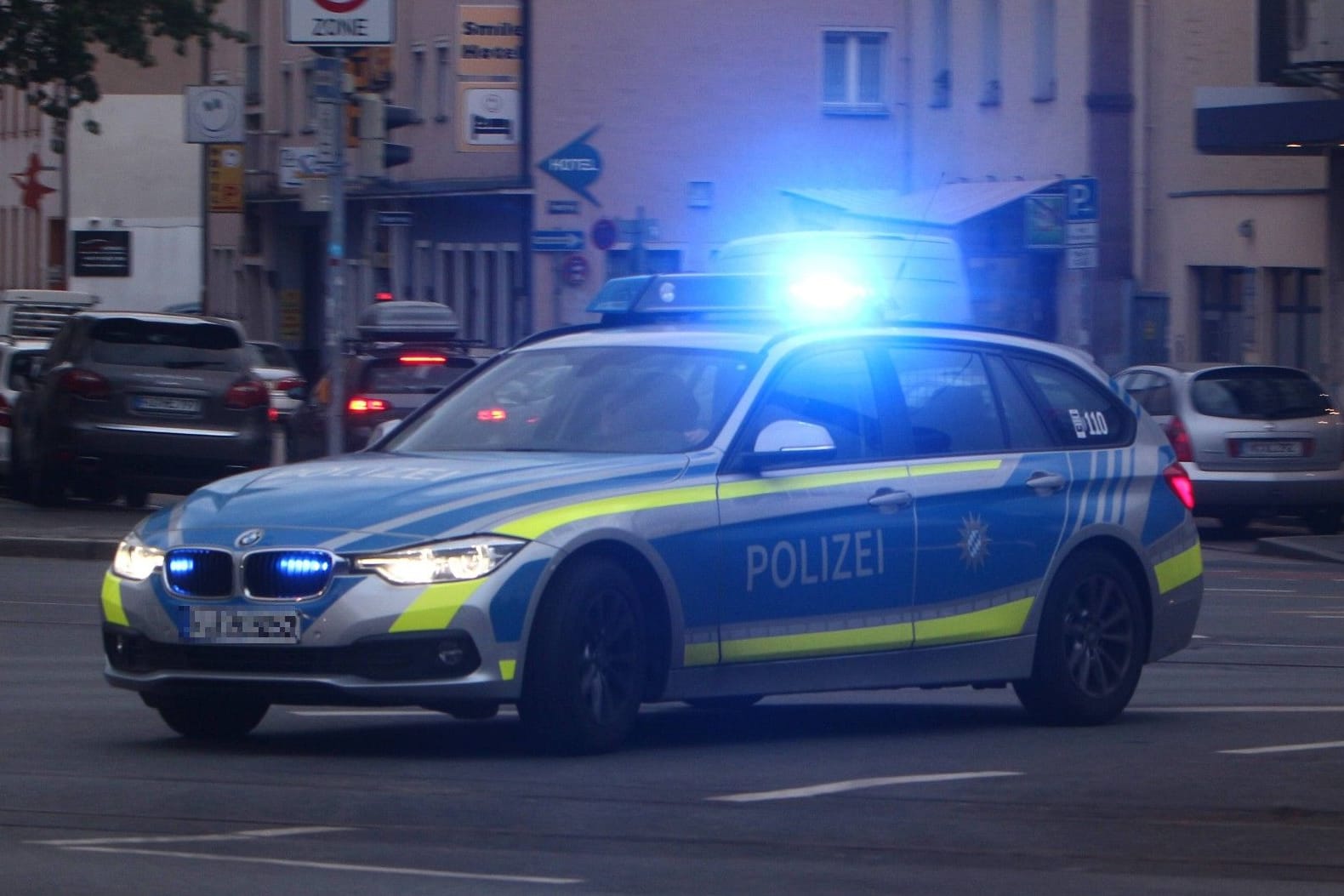 Ein Polizeifahrzeug während der Fahrt (Symbolbild): Der Mann stellte sich der Polizei.