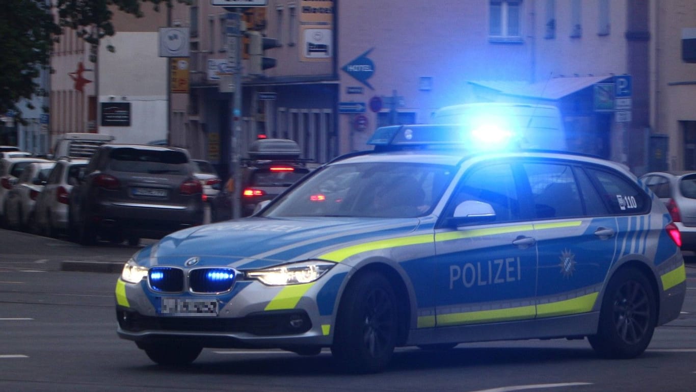 Ein Polizeifahrzeug während der Fahrt (Symbolbild): Der Mann stellte sich der Polizei.