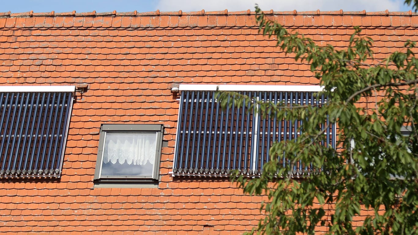 Wärme von oben: In einem Wasserspeicher auf dem Dach wird Wasser im Kollektor durch Sonneneinstrahlung erhitzt und die Wärme anschließend gespeichert.