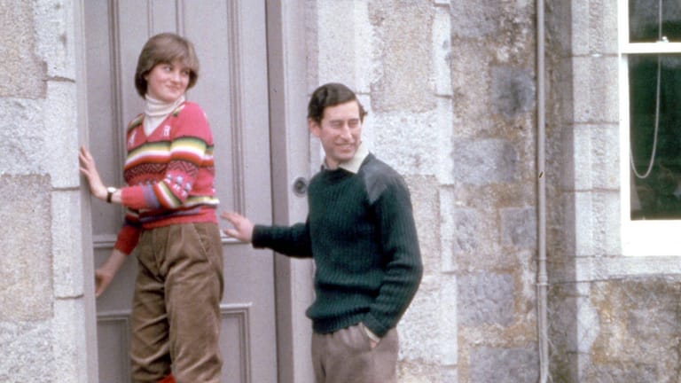 1981: Der Prinz und eine junge Frau namens Diana Spencer werden nach einem Wochenende in Balmoral zum ersten Mal als Liebespaar gesichtet.