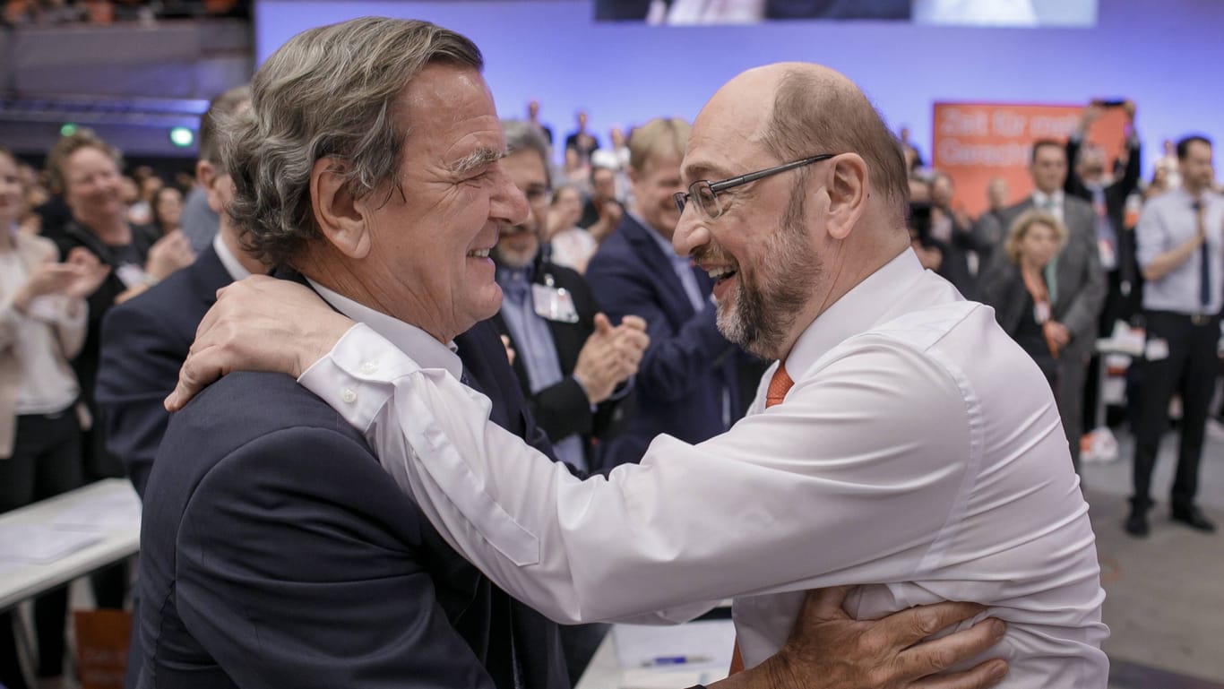 Martin Schulz und Gerhard Schröder auf dem SPD-Parteitag 2017: Dass Schröder wegen seiner Nähe zu Putin in die Geschichte eingehe, stimme ihn traurig, sagt Schulz.
