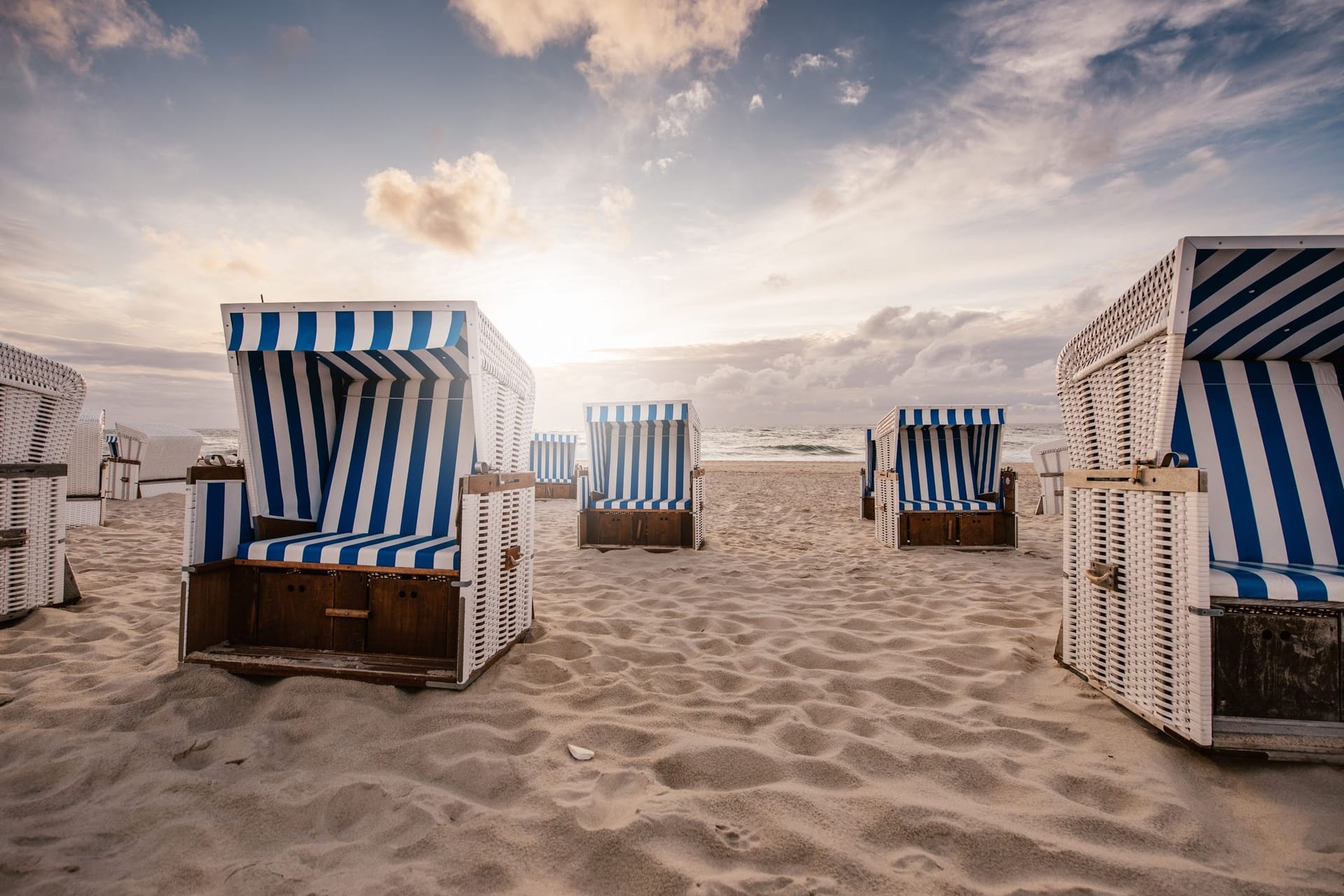 Strandkörbe: Diese stehen an der Nordsee, genauer gesagt am Strand der Insel Sylt.