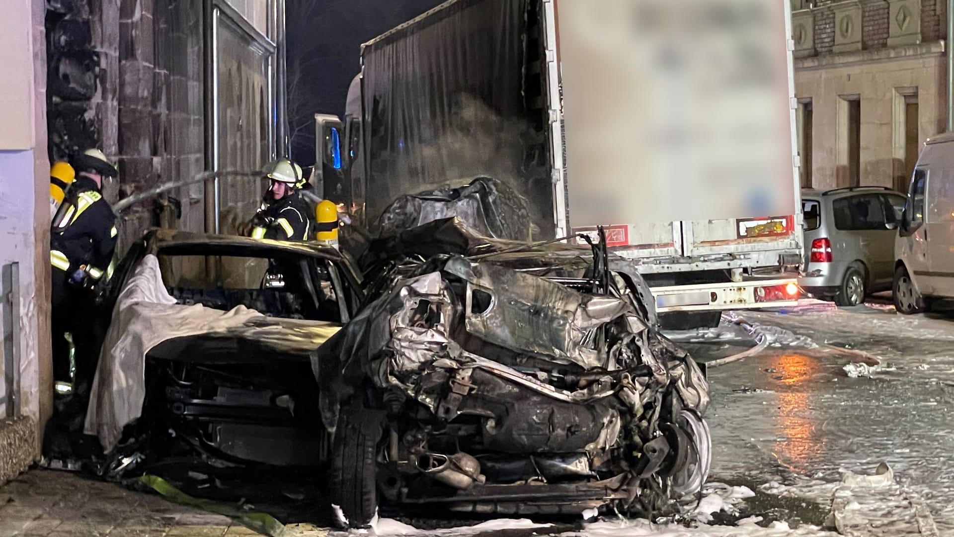 Autowracks auf der Straße (Archivbild): Der Lkw-Fahrer hinterließ eine Spur der Verwüstung. Autowracks auf der Straße (Archivbild): Der Lkw-Fahrer hinterließ eine Spur der Verwüstung.