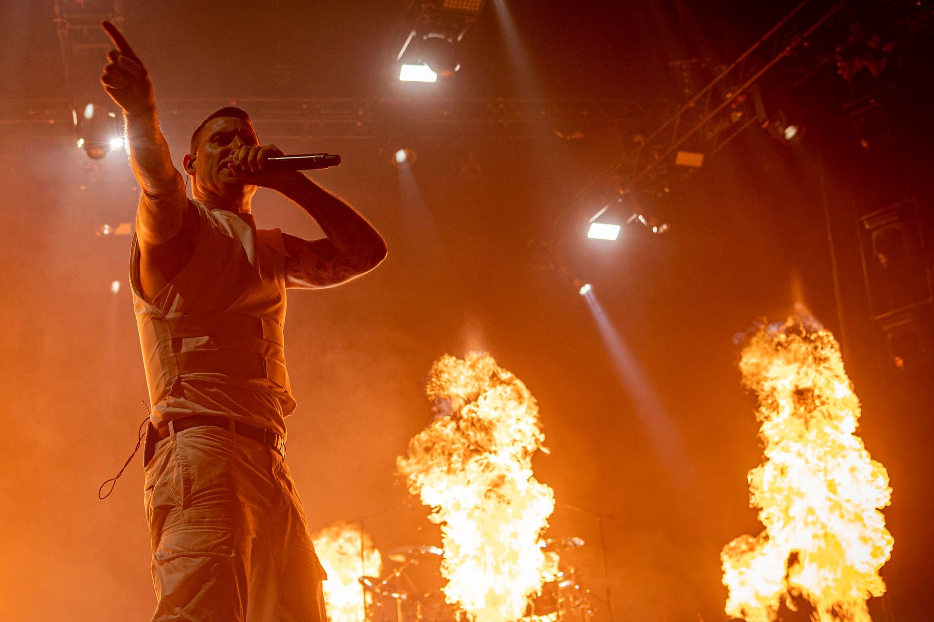 Parkway Drive: Sänger Winston McCall umringt von Flammen.