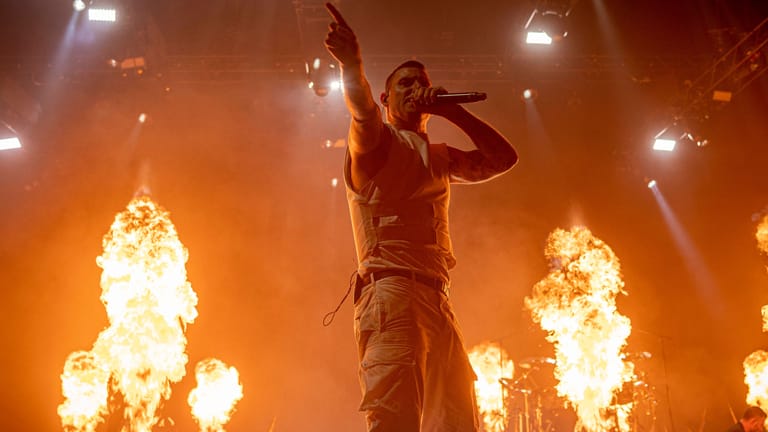 Parkway Drive: Sänger Winston McCall umringt von Flammen.