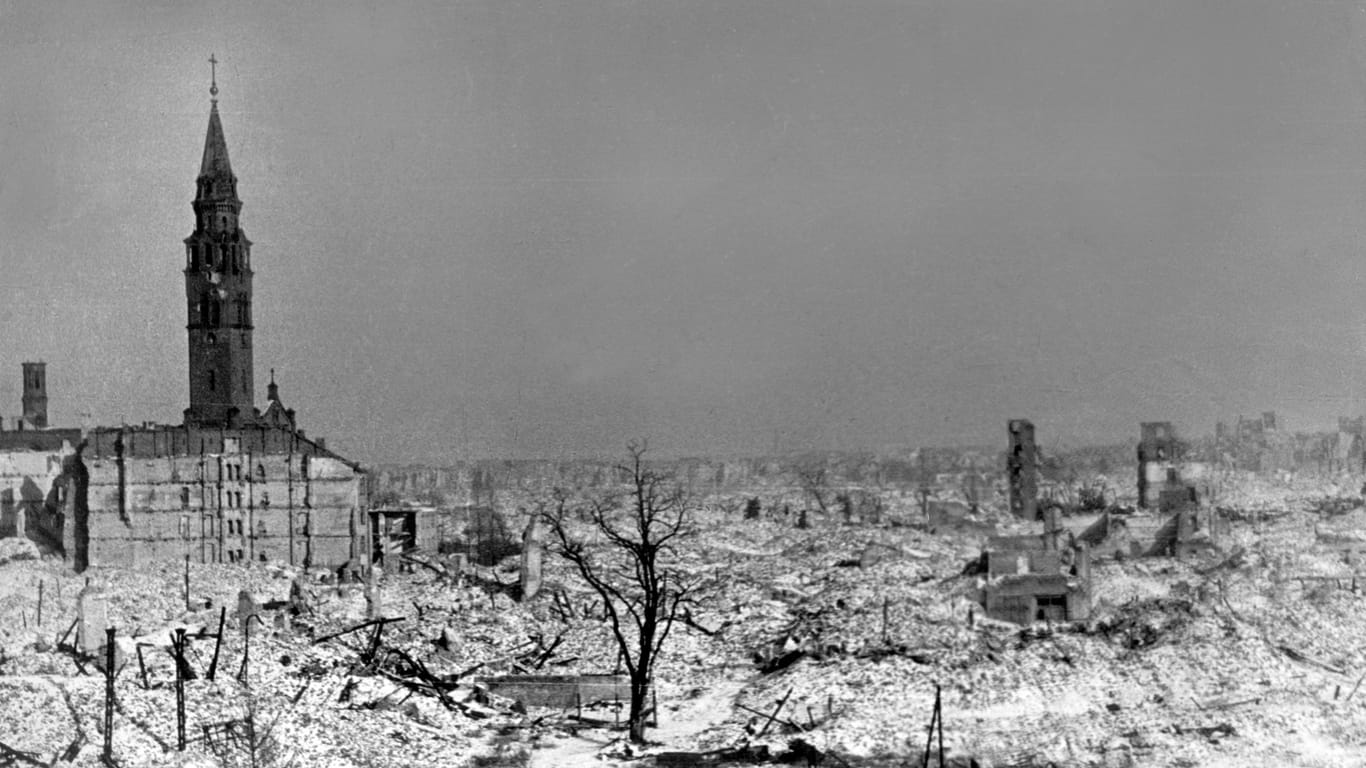 1944 in Polen: Blick auf das zerstörte Warschau.