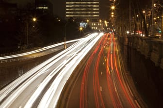 Auch nachts hell: Belgien ist bekannt für seine beleuchteten Autobahnen. Nun wird dort gespart.