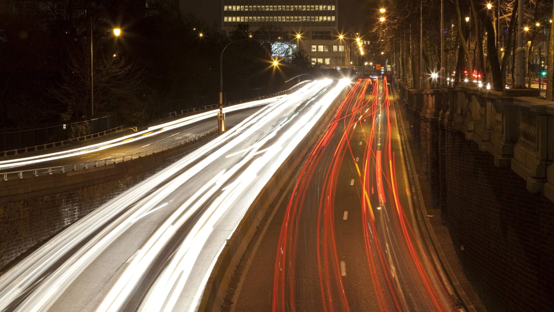 Auch nachts hell: Belgien ist bekannt für seine beleuchteten Autobahnen. Nun wird dort gespart.