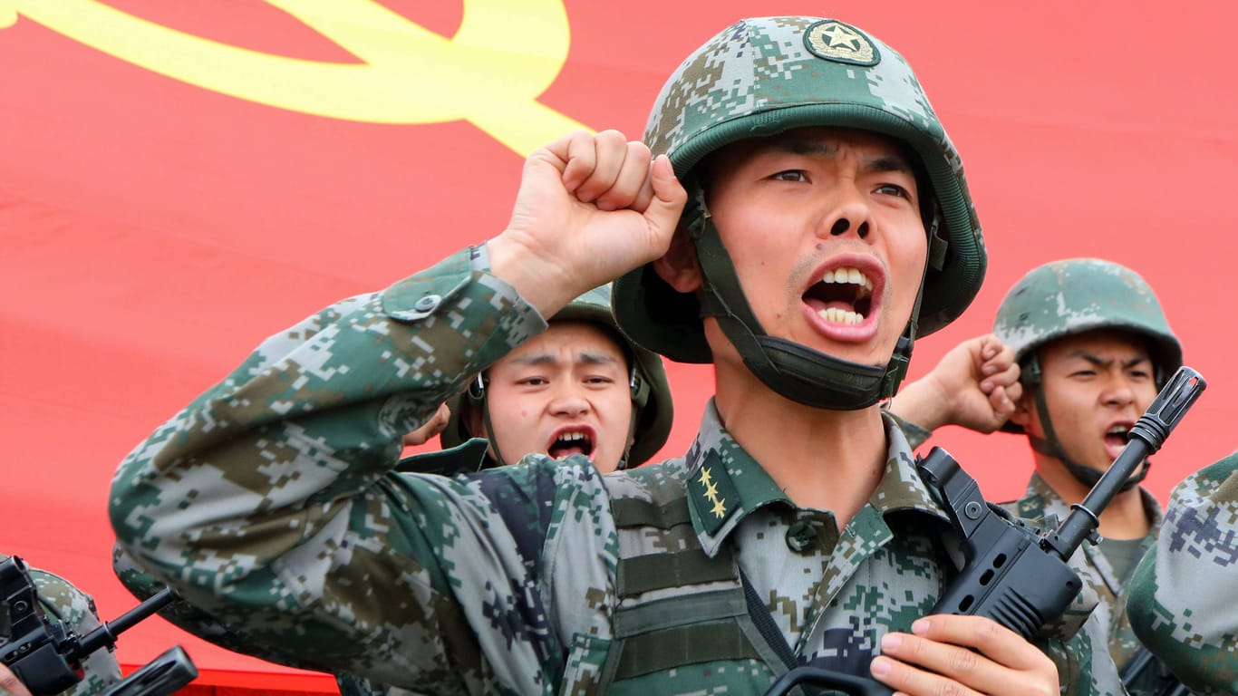 Ein chinesischer Soldat bei einer Parade: Die Volksrepublik hat in den vergangenen zwei Jahrzehnten militärisch massiv aufgerüstet.