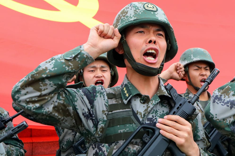 Ein chinesischer Soldat bei einer Parade: Die Volksrepublik hat in den vergangenen zwei Jahrzehnten militärisch massiv aufgerüstet.