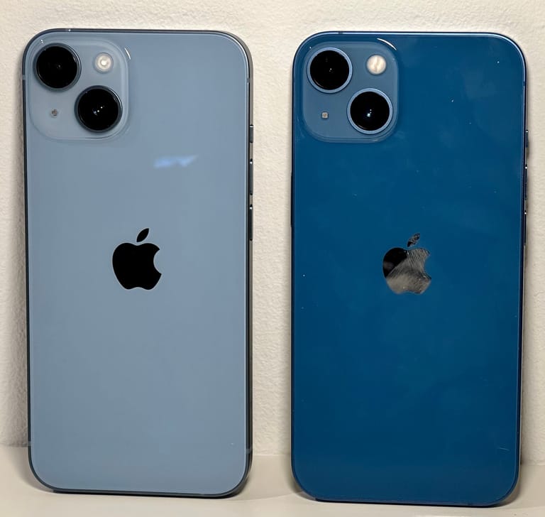 Das iPhone 14 im neuen Blau: Zum Vergleich ist das blaue iPhone 13 auf der rechten Seite zu sehen.