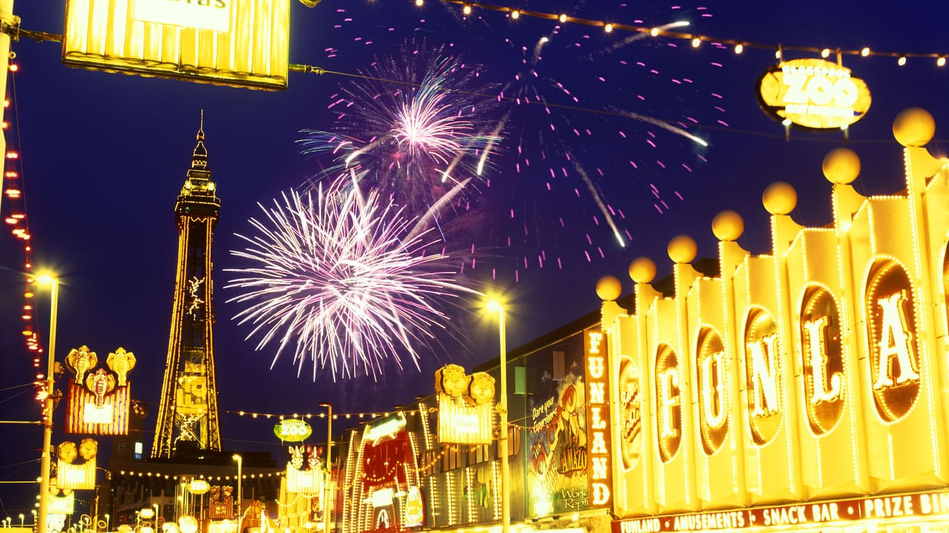 Leuchtende Seepromenade: Alles andere als "schwarz" präsentiert sich die Stadt Blackpool im Rahmen des dreimonatigen Lichtevents.
