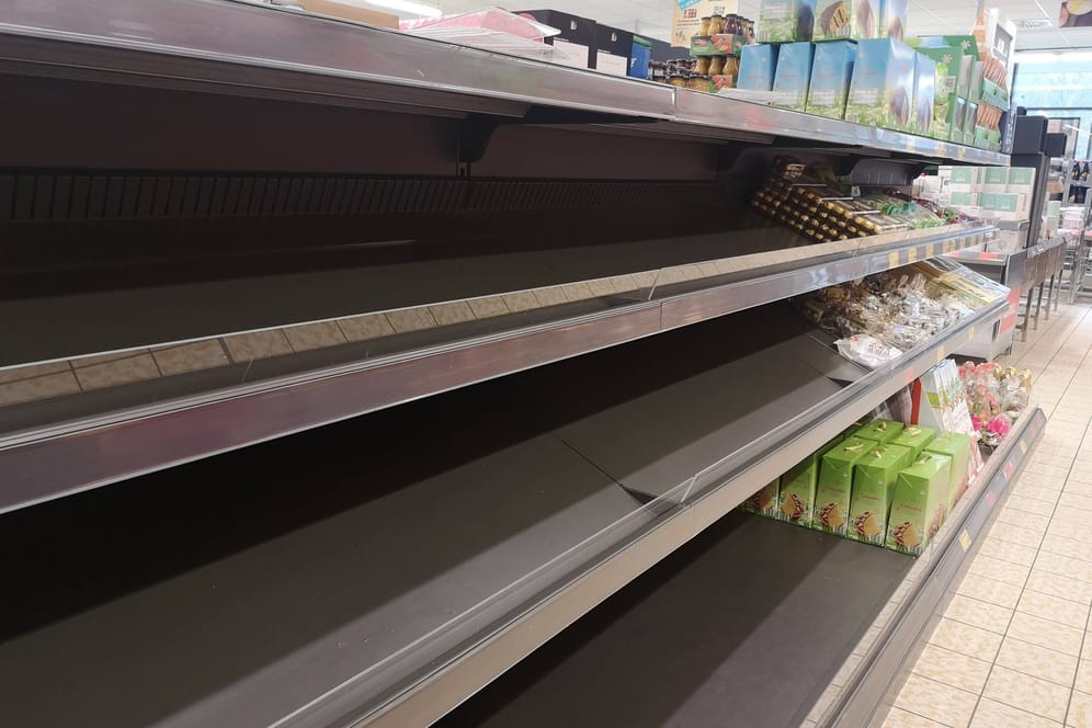 Regal in einer Aldi-Filiale: Viele Produkte sind bei den Discountern nicht mehr verfügbar.