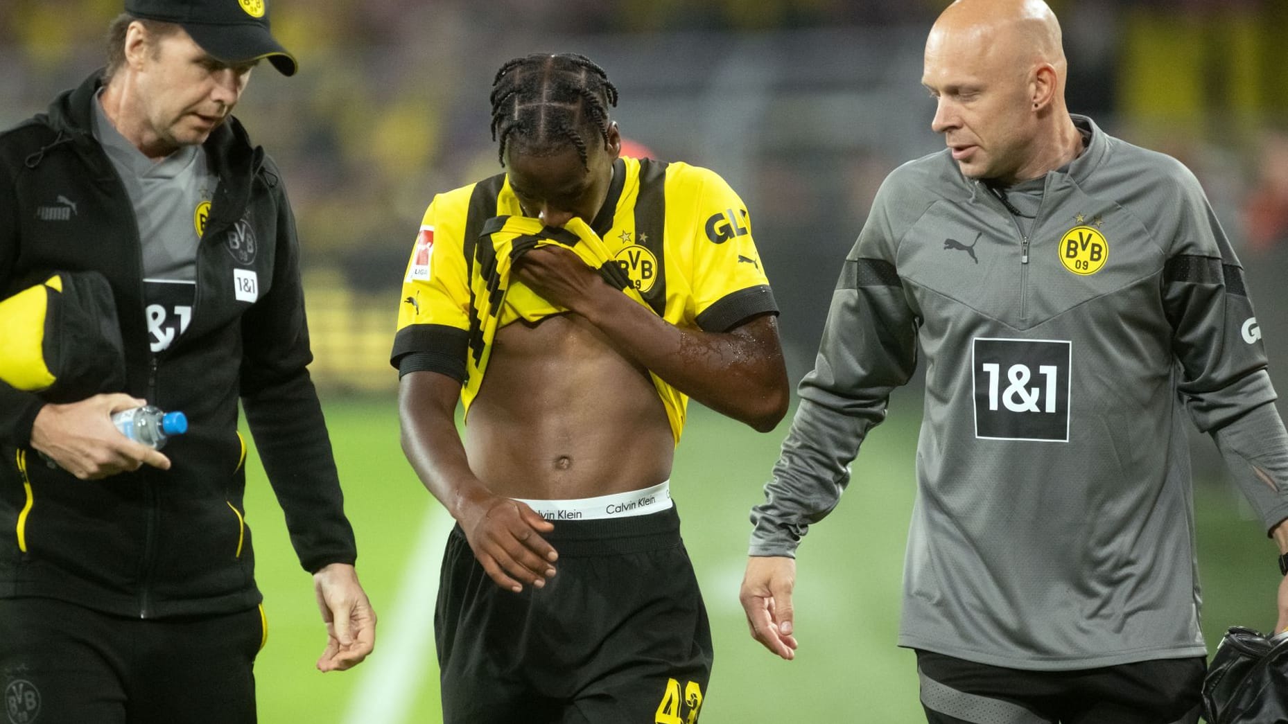 Jamie Bynoe-Gittens nach seiner Auswechslung in Hoffenheim: Er ist schon der zweite Spieler, der dem BVB langfristig fehlen wird. Jamie Bynoe-Gittens nach seiner Auswechslung in Hoffenheim: Er ist schon der zweite Spieler, der dem BVB langfristig fehlen wird.