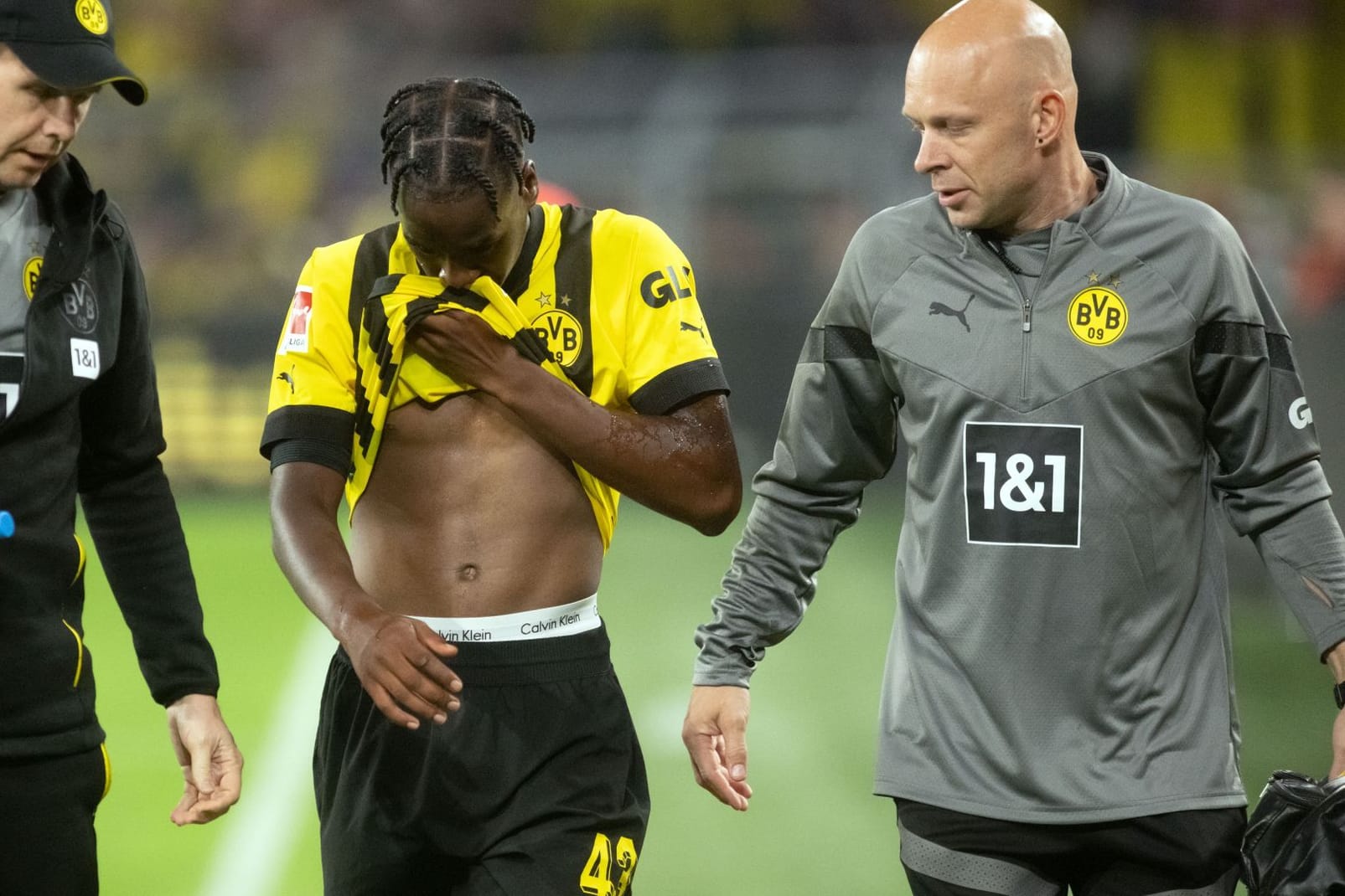 Jamie Bynoe-Gittens nach seiner Auswechslung in Hoffenheim: Er ist schon der zweite Spieler, der dem BVB langfristig fehlen wird.