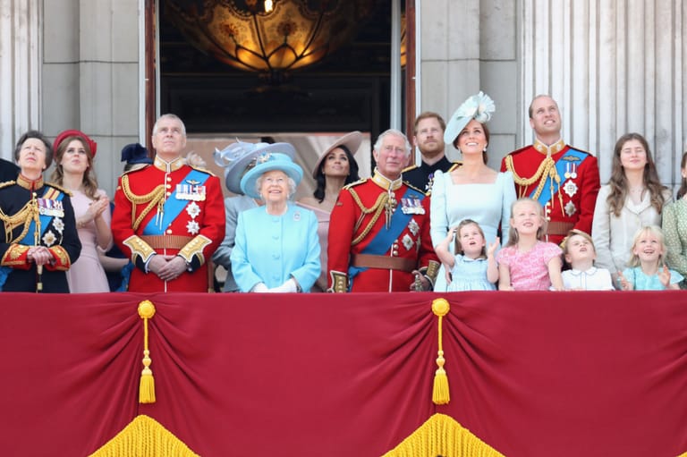 Jahr für Jahr mit der ganzen Familie: Die Queen sieht sich 2018 die "Trooping the Colour"-Parade zu ihrem 92. Geburtstag an.