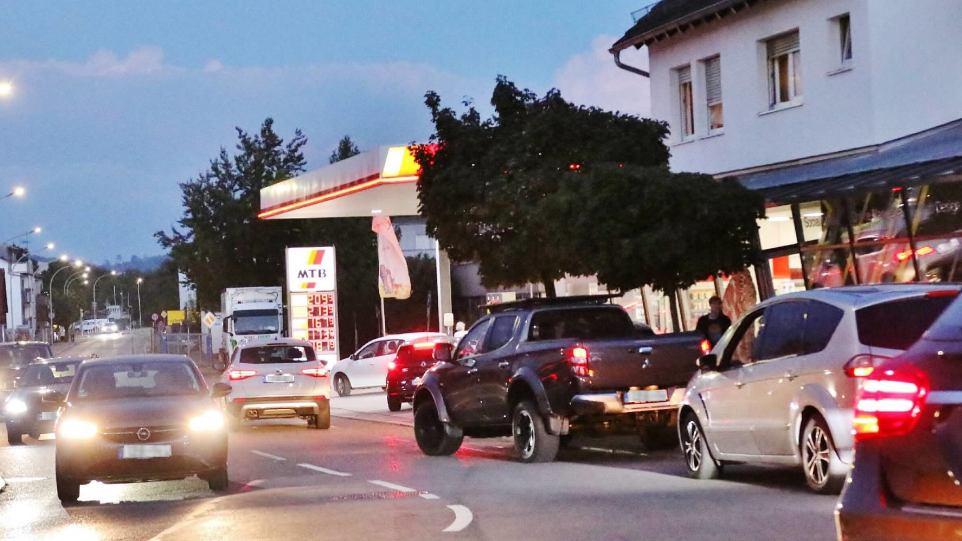 Ende des Tankrabatts: Am Mittwochnachmittag bis zum späten Abend bildeten sich lange Schlangen an den Tankstellen. Ende des Tankrabatts: Am Mittwochnachmittag bis zum späten Abend bildeten sich lange Schlangen an den Tankstellen.