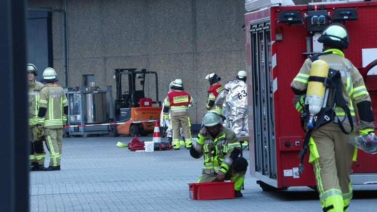 60 Feuerwehrleute mussten am Montag zu einem ABC-Großeinsatz in Düsseldorf-Holthausen ausrücken. Grund: Auf dem Gelände eines Logistikunternehmens war eine ätzende und leichtentzündliche Chemikalie ausgetreten