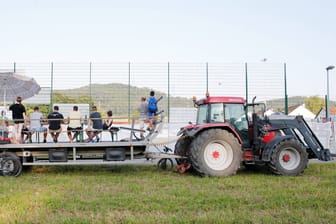 Menschen auf einem Traktoranhänger (Symbolbild): In Oberbayern ist ein Traktoranhänger mit einer Feiergesellschaft umgekippt.
