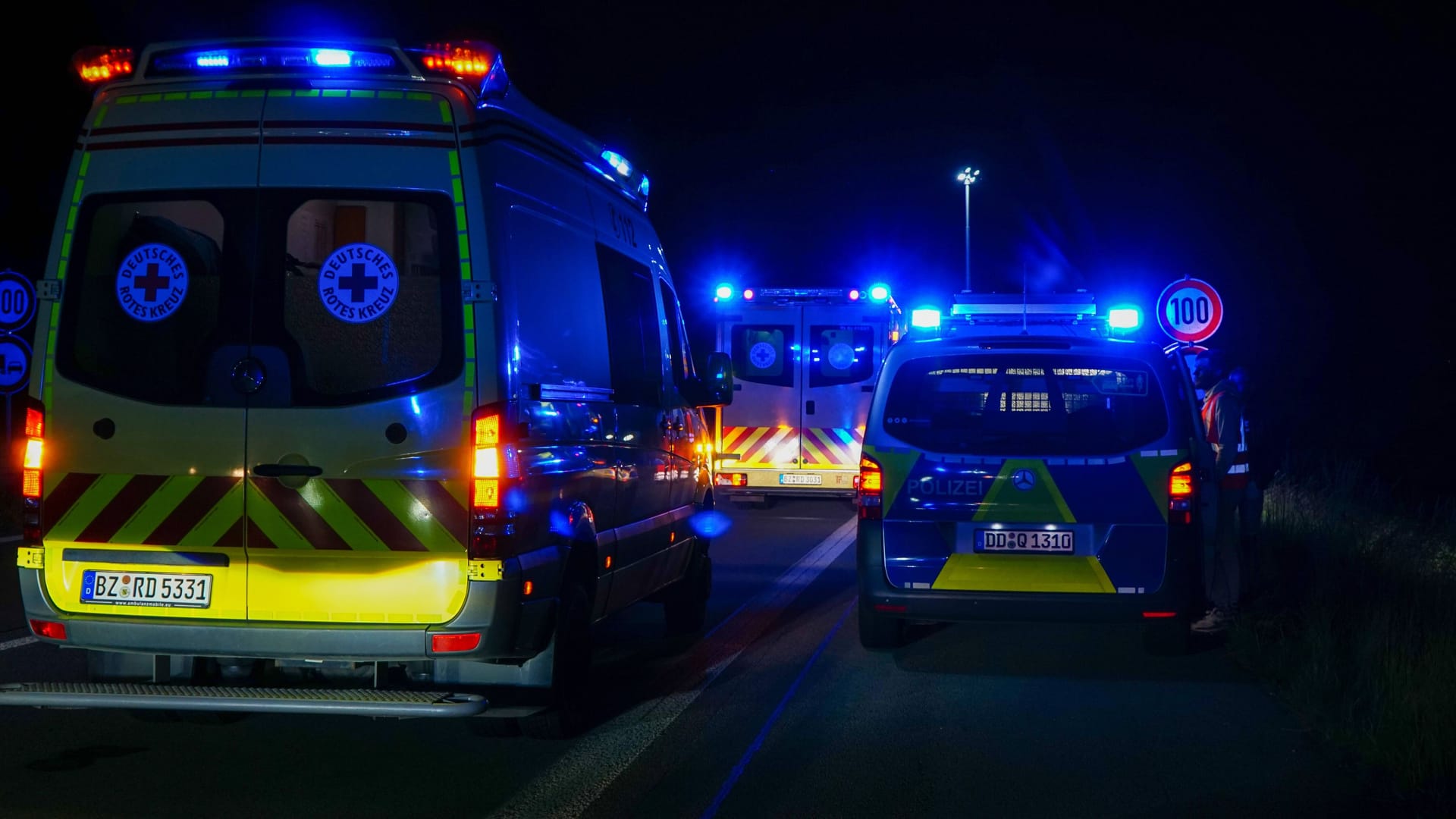 Einsatzkräfte auf der Autobahn (Symbolbild): Der Motorradfahrer starb noch am Unfallort. Einsatzkräfte auf der Autobahn (Symbolbild): Der Motorradfahrer starb noch am Unfallort.