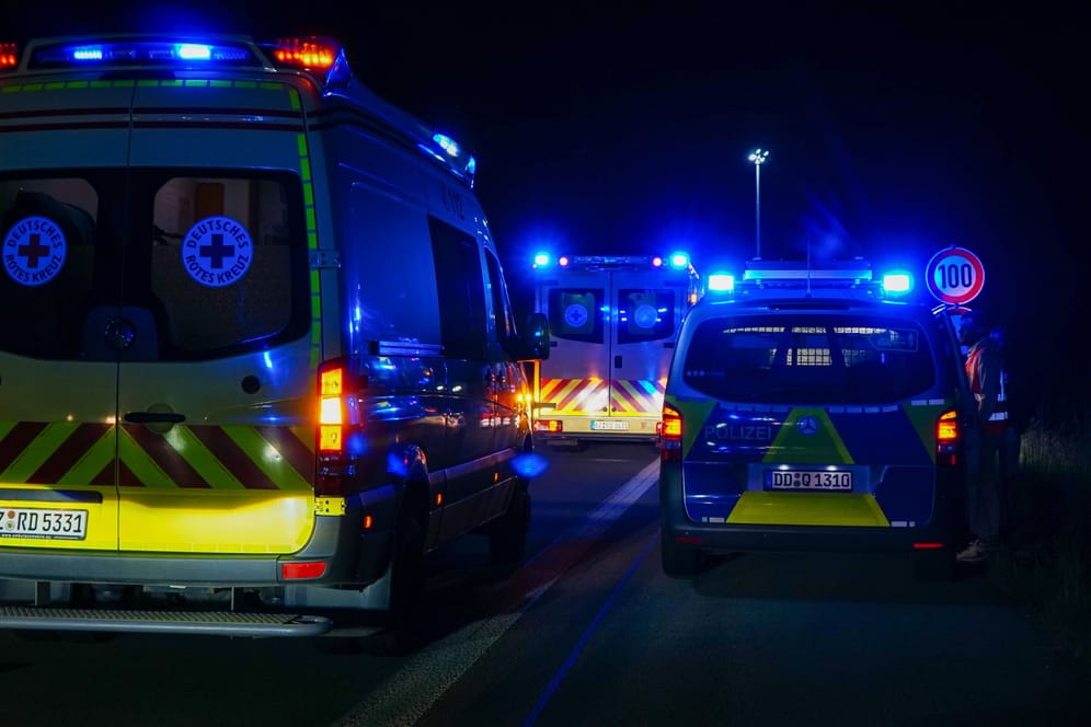 Einsatzkräfte auf der Autobahn (Symbolbild): Der Motorradfahrer starb noch am Unfallort.