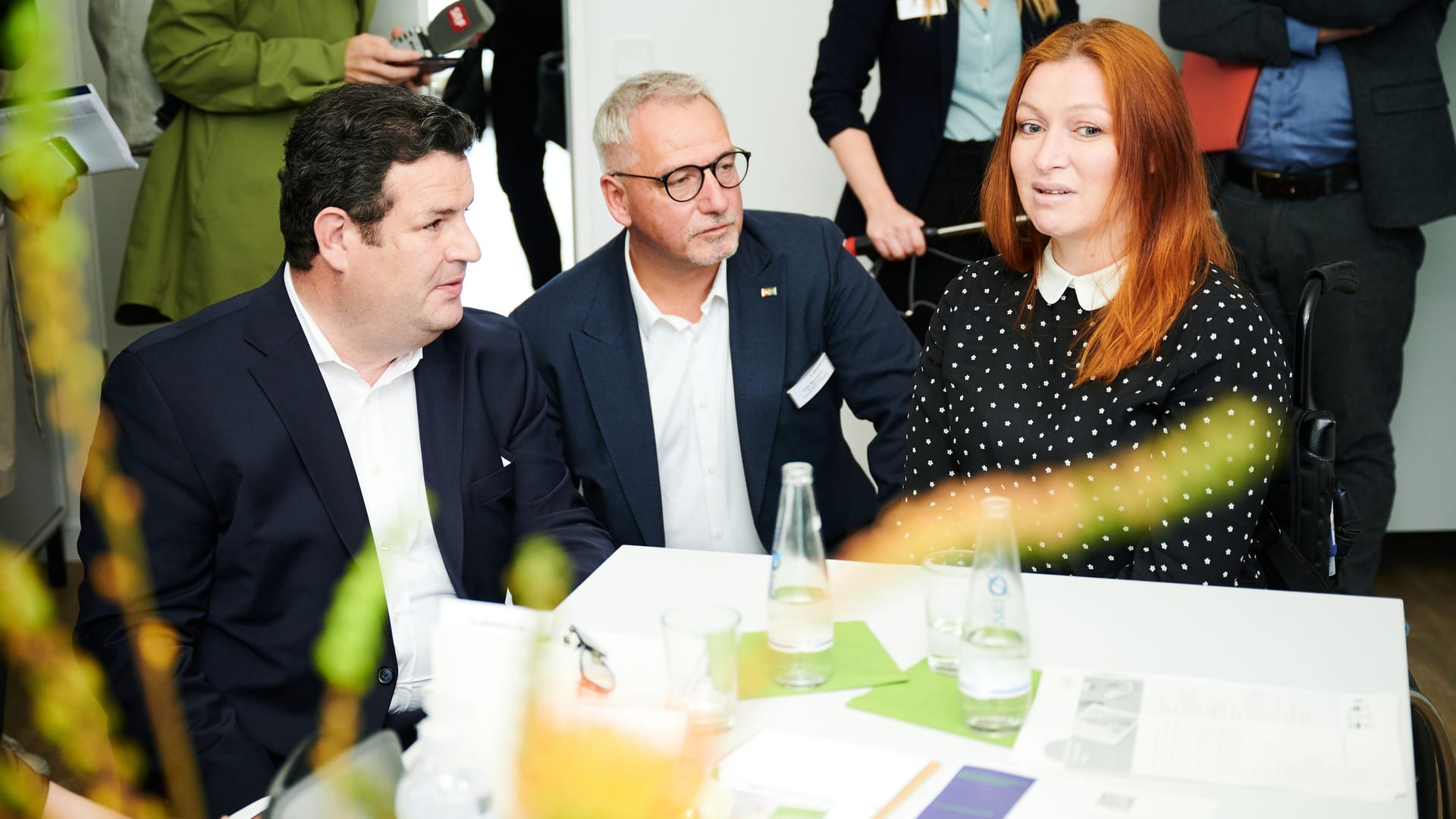 Bundesarbeitsminister Hubertus Heil kam beim Besuch im Jobcenter Berlin Lichtenberg auch mit einer Arbeitslosen ins Gespräch.