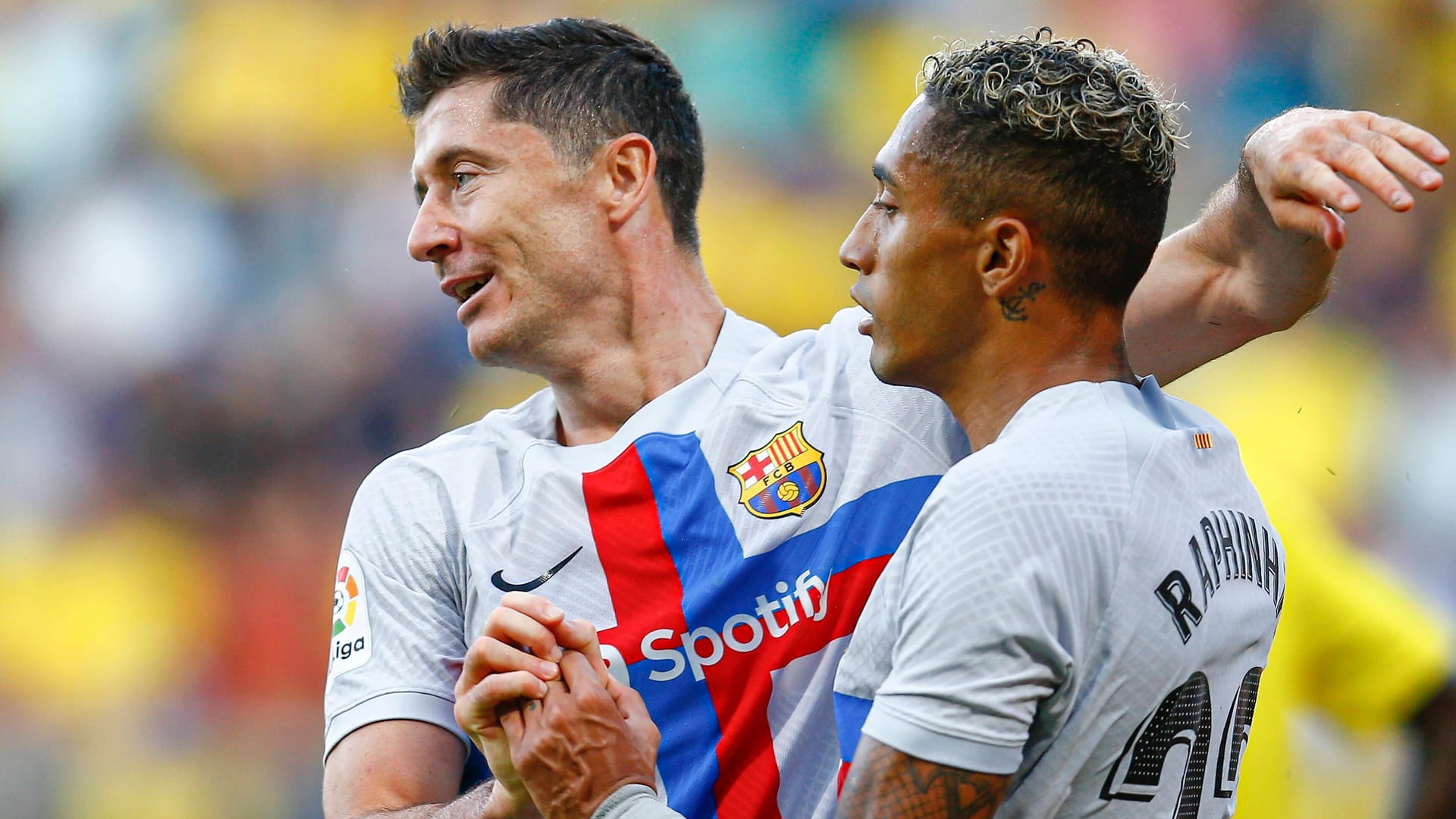 Robert Lewandowski (l.) mit Raphinha: Beide Offensivspieler stehen im Kader Barcelonas.