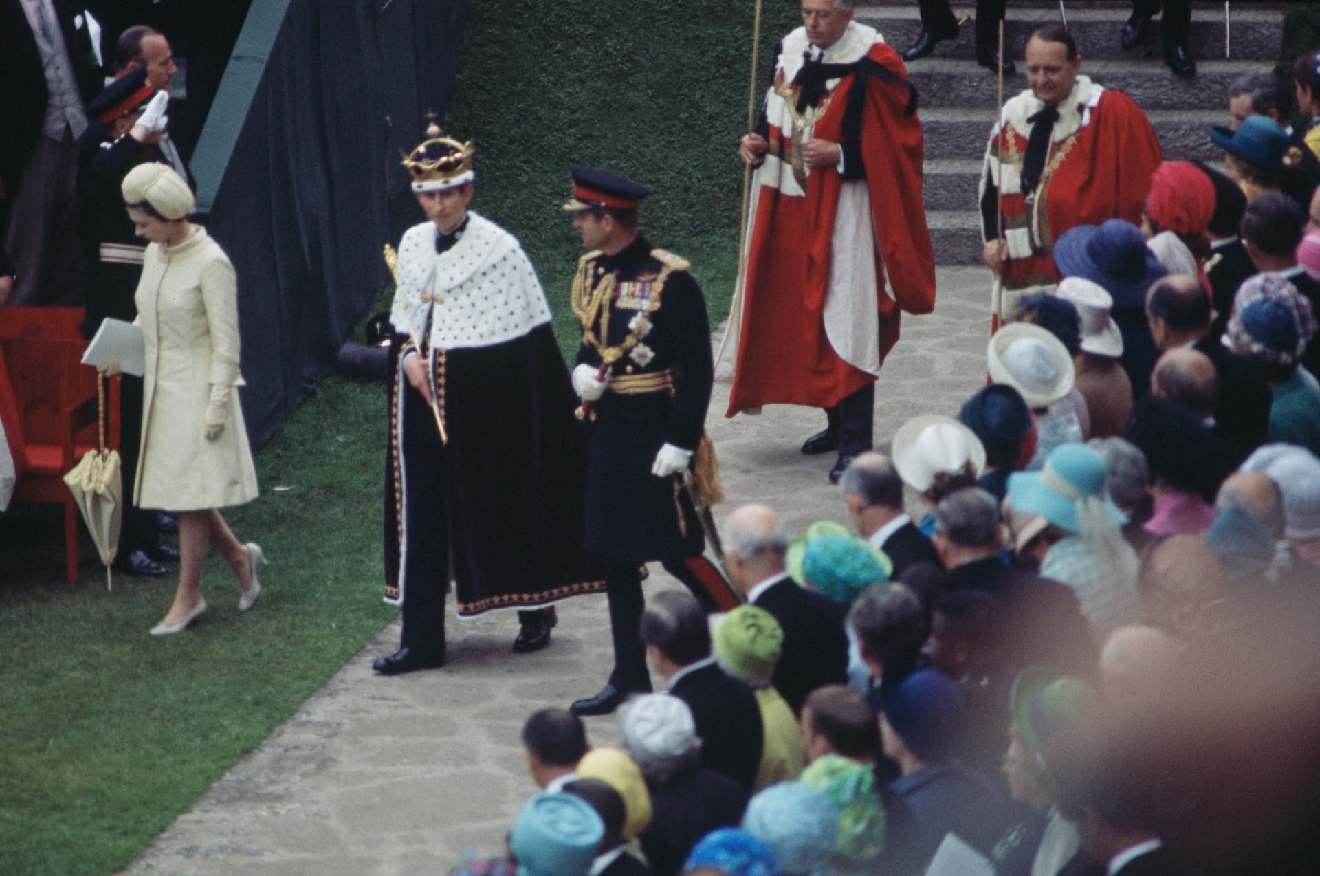 Caernarfon, 1969: Den offiziellen Titel als Prince of Wales erhielt der Monarch bei seiner Investitur — und hielt seine Rede auf walisisch. Zuvor hatte er zwei Monate in Wales verbracht, um sich die Sprache anzueignen.