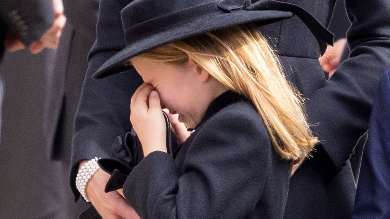 Prinzessin Charlotte: Beim Staatsbegräbnis für Queen Elizabeth II. weint sie um ihre Uroma.