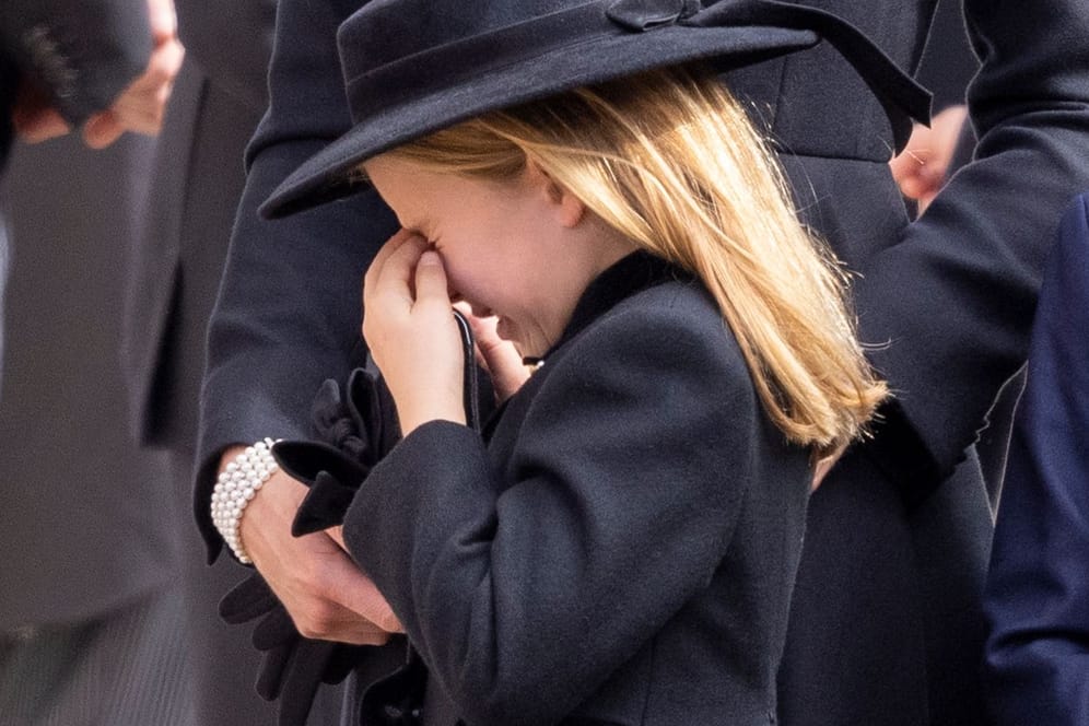 Prinzessin Charlotte: Beim Staatsbegräbnis für Queen Elizabeth II. weint sie um ihre Uroma.