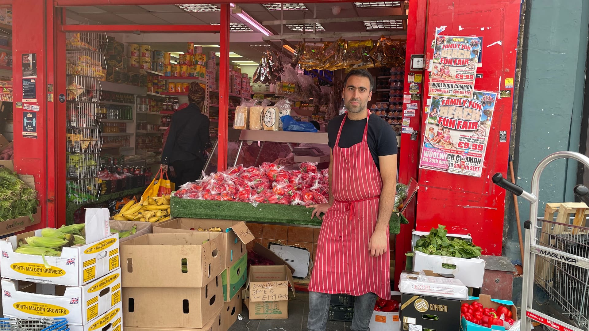 Wehidullah vor seinem Arbeitsplatz: "Das Gehalt bleibt das gleiche, aber die Preise steigen."