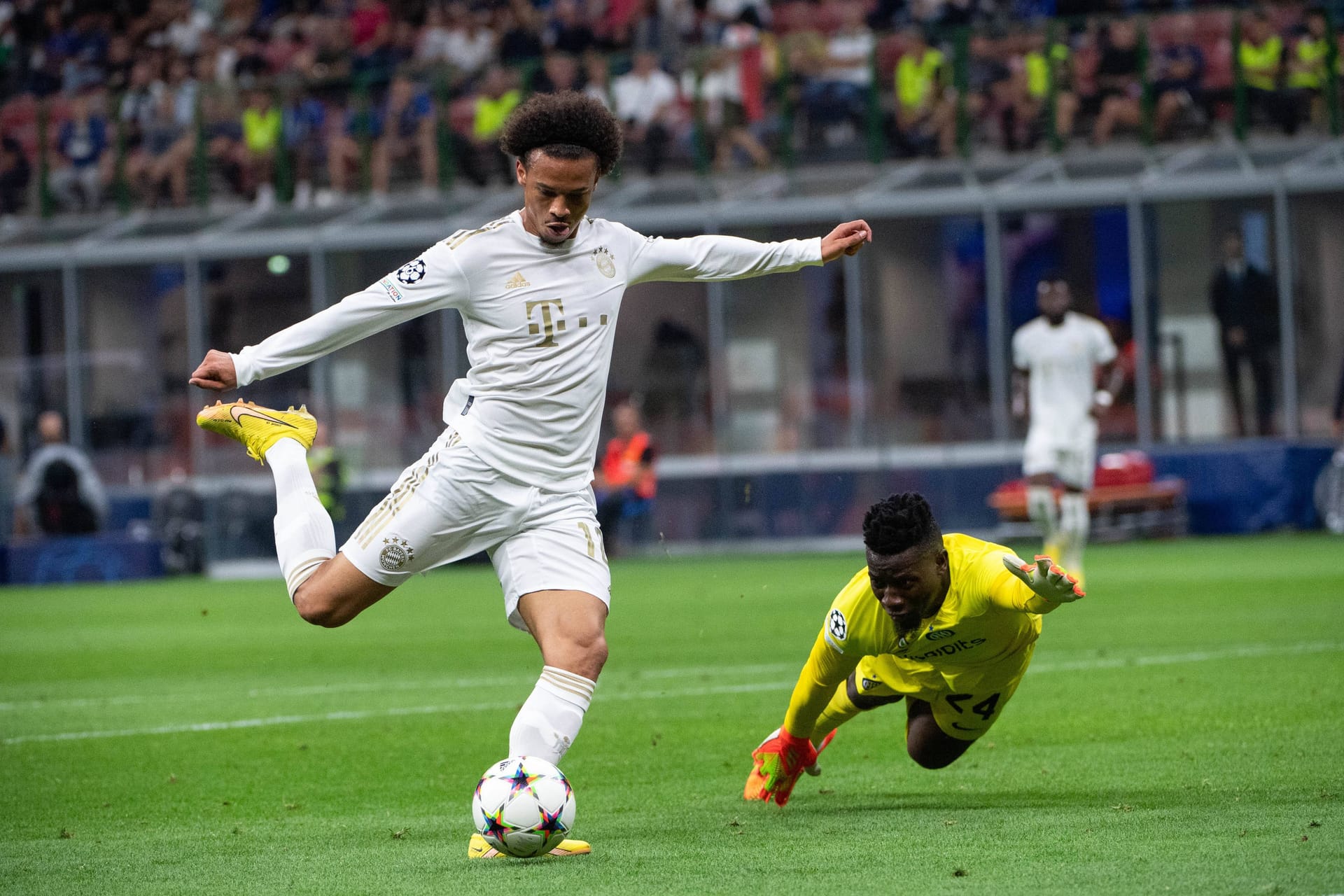 Leroy Sané (bis 84.): War gleich sehr auffällig und setzte Müller schön in Szene (8.). Pflückte den langen Kimmich-Ball traumhaft aus der Luft, kontrollierte ihn mit der Brust, umkurvte dabei auch noch Onana und traf dann ins leere Tor zum 1:0. Das 2:0 und sein doppelter Doppelpass mit Coman waren nicht weniger sehenswert, auch wenn es am Ende ein Eigentor war. Bundestrainer Hansi Flick schaute live zu. Note 1