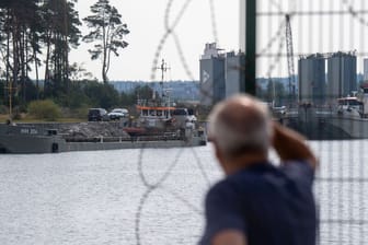 Blick in den Industriehafen von Lubmin (Archivbild): Flüssiggas könnte ein entscheidender Rohstoff sein, um von russischem Gas unabhängig zu werden.