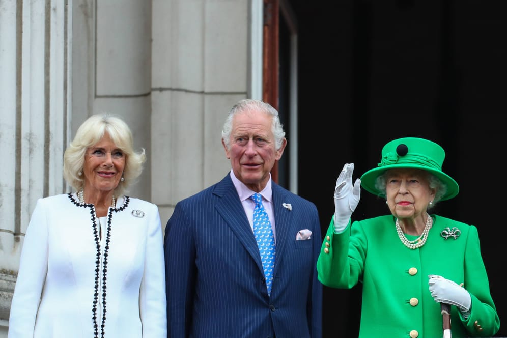 Königin Camilla und König Charles III. (m.) mit der verstorbenen Königin Elizabeth II. bei ihrem Platin-Jubiläum im Juni 2022.