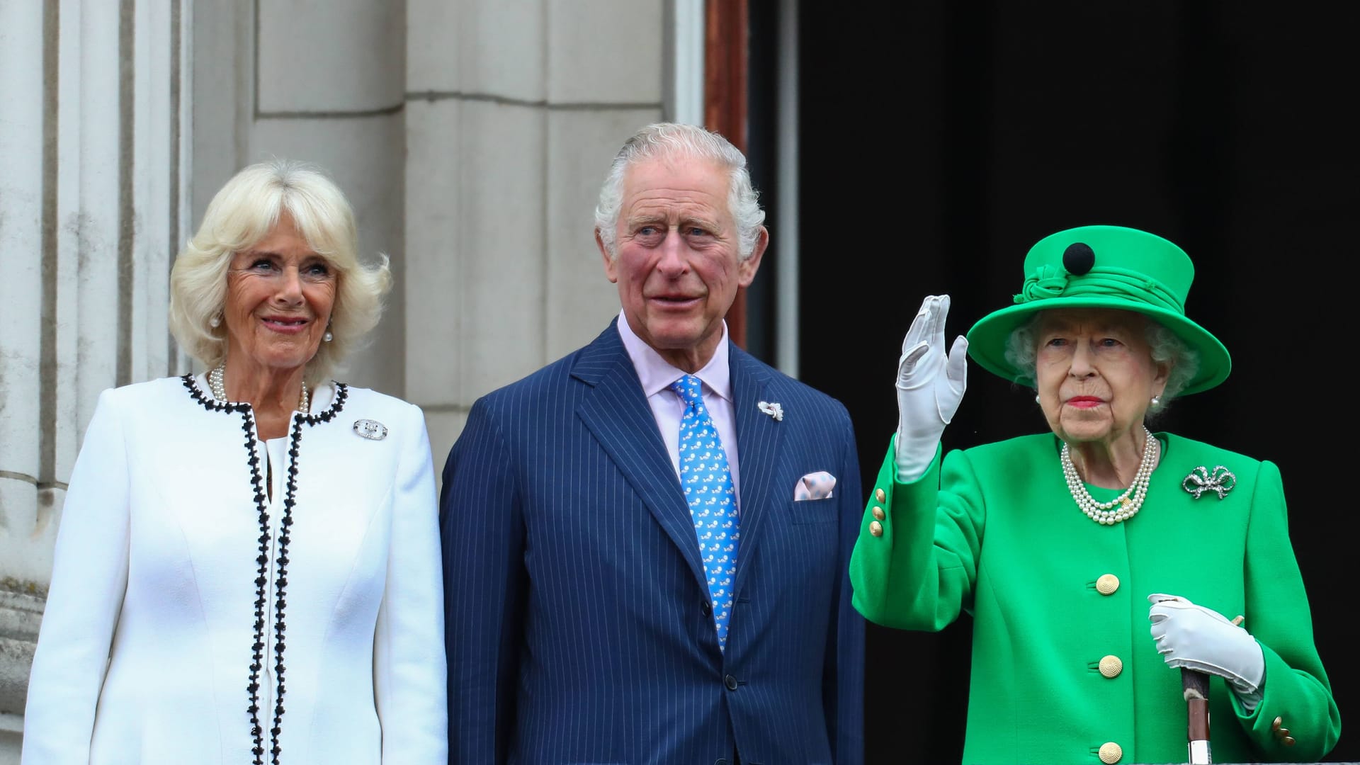 Königin Camilla und König Charles III. (m.) mit der verstorbenen Königin Elizabeth II. bei ihrem Platin-Jubiläum im Juni 2022.