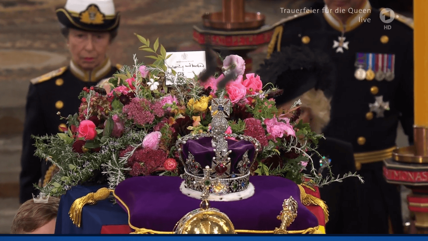 Sarg der Queen: Inmitten der Blumen hat König Charles III. seiner Mutter einen Brief hinterlassen.