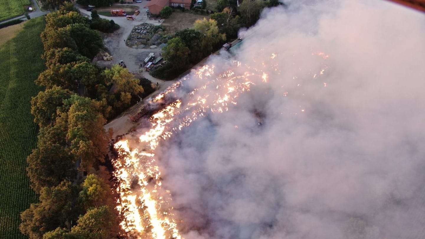 Der große Strohballenbrand aus der Luft: Rund 180 Kräfte der Feuerwehr sind im Einsatz. Der große Strohballenbrand aus der Luft: Rund 180 Kräfte der Feuerwehr sind im Einsatz.