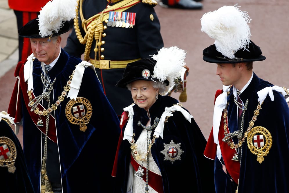 Nach dem Tod der Queen: Prinz Charles ist jetzt König Charles III.. Sein sohn, Prinz William (r.), ist der Thronfolger.
