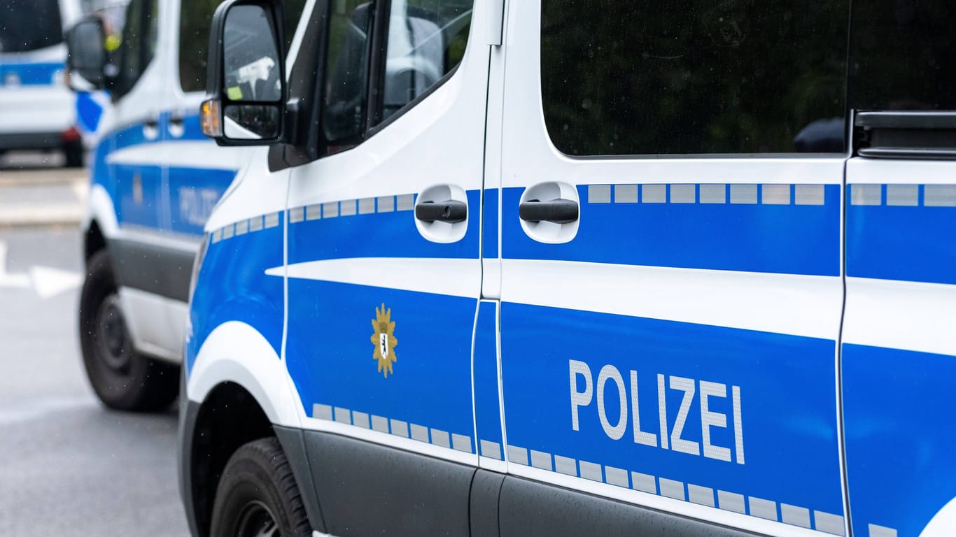 Polizeifahrzeuge in Berlin (Archivbild): In Charlottenburg haben Unbekannte einen Edelmetallhandel überfallen.