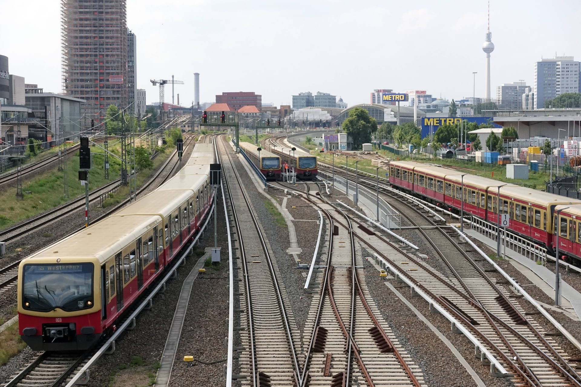 S-Bahnen in Berlin (Archivbild): Tickets werden ab kommenden Jahr teurer.