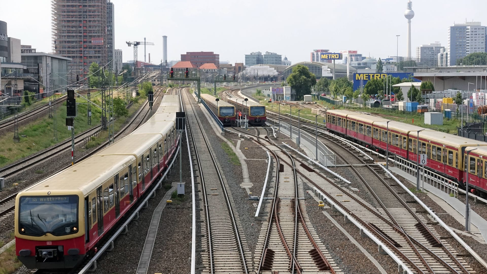 S-Bahnen in Berlin (Archivbild): Tickets werden ab kommenden Jahr teurer.