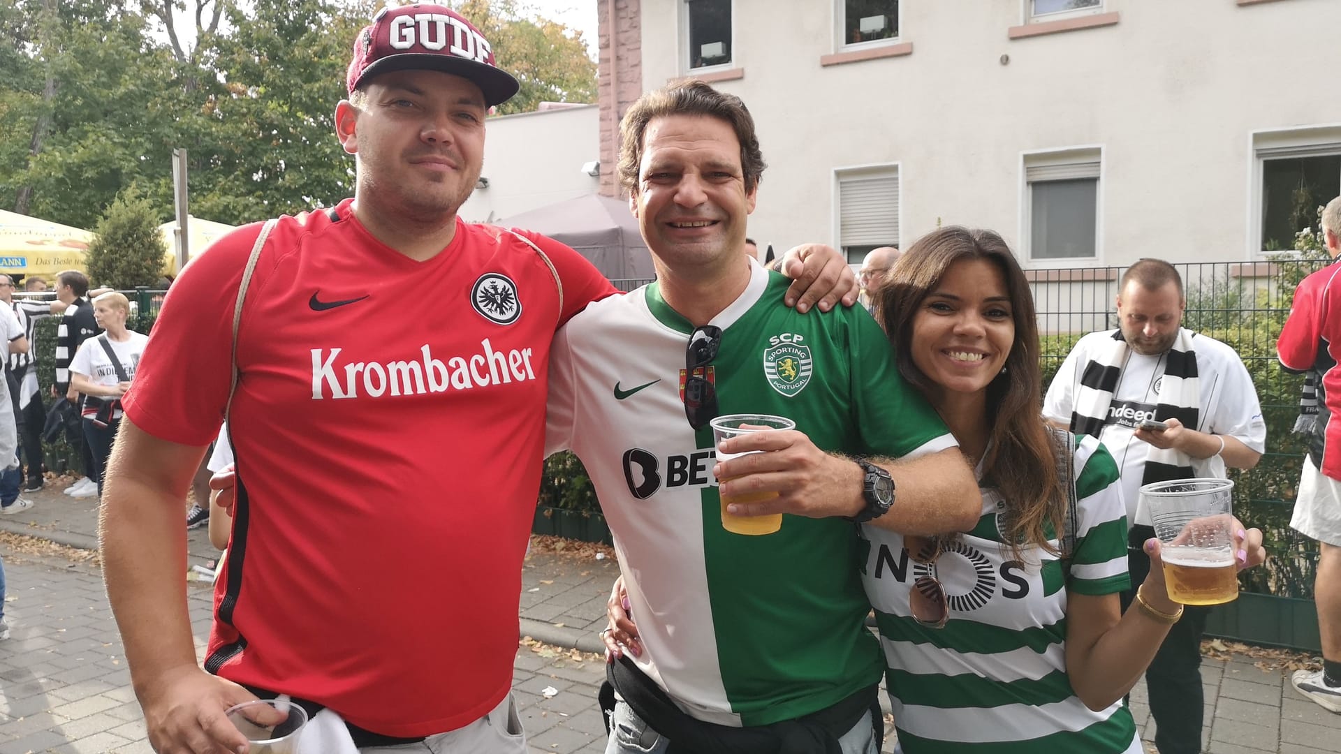 Verstehen sich: Fans von Eintracht Frankfurt und Sporting Lissabon. Verstehen sich: Fans von Eintracht Frankfurt und Sporting Lissabon.