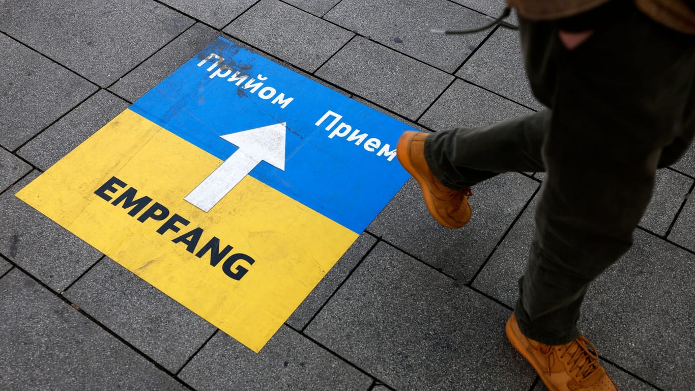 Ein Hinweisschild am Kölner Hauptbahnhof für Geflüchtete aus der Ukraine (Symbolbild): Viele Helfende sind auf Übersetzer angewiesen.