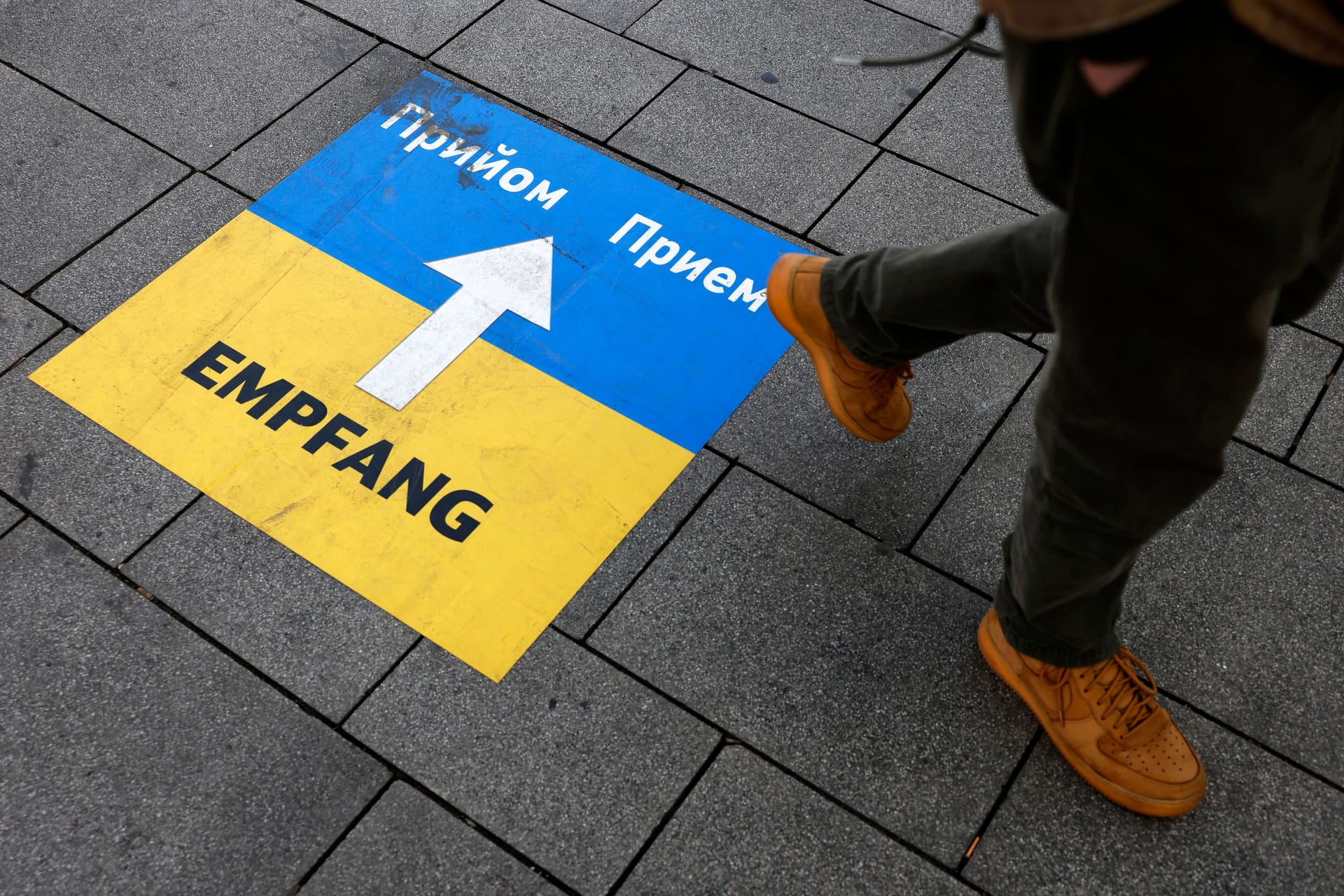 Ein Hinweisschild am Kölner Hauptbahnhof für Geflüchtete aus der Ukraine (Symbolbild): Viele Helfende sind auf Übersetzer angewiesen.