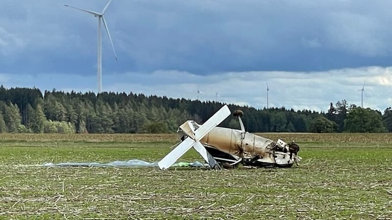 Das Wrack des Kleinflugzeugs: Der Münchner Pilot kam ums Leben.